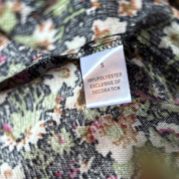 THML Women’s Boho Black Floral Ruffle Sleeved Pull Top size Small S - Picture 4 of 4